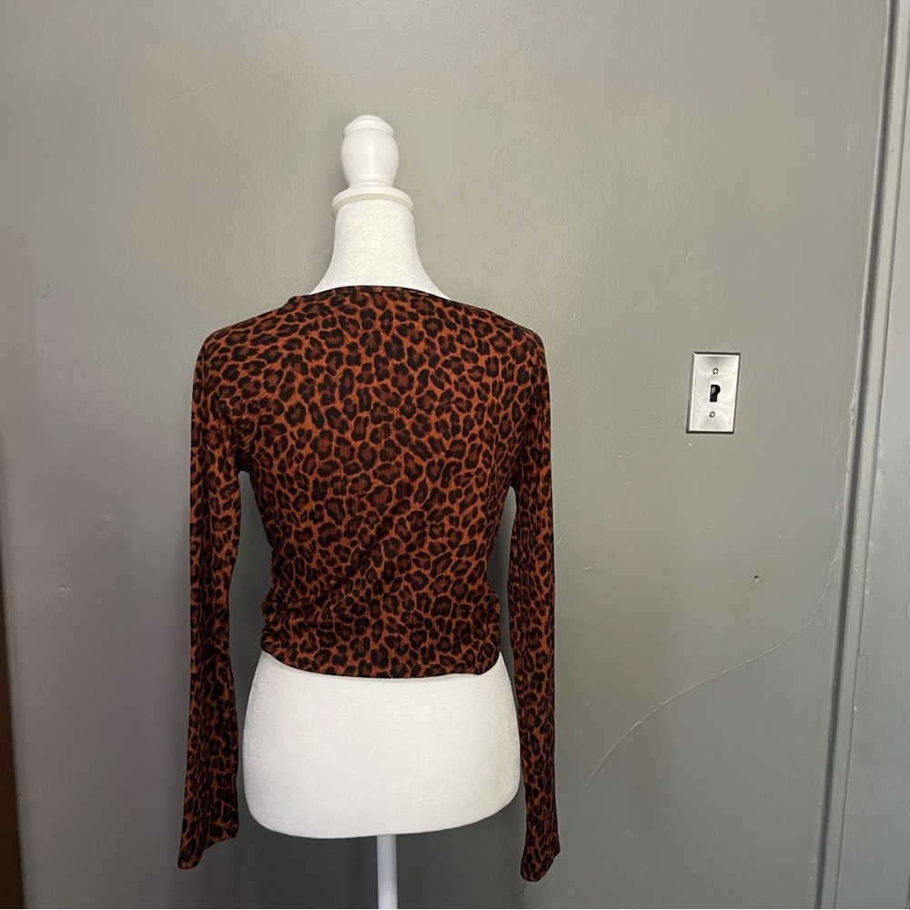 IRIS Ruched, Ribbed V-Neck, Brown, Size Large Top - Picture 7 of 9
